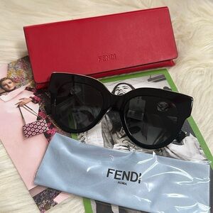 NWT Fendi Women’s Sunglasses 🕶️